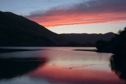 Tramonto di fuoco sul Lago di Scanno, il borgo dell'Abruzzo - © Vincenzo Iacovoni / Shutterstock.com