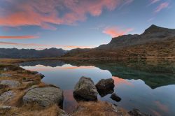 Tramonto sul Lago Muffè nel Parco di Mont Avic in Valle d'Aosta