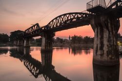 Tramonto sul ponte sul fiume Kwai, Kanchanaburi, Thailandia. Situato a nord della città di Kanchanaburi, questo ponte è stato reso celebre dal film del 1957 "Il ponte sul ...