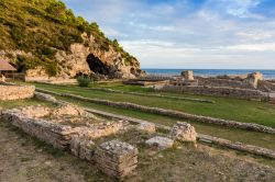 Tramonto sul sito archeologico della Villa e Grotta di Tiberio a Sperlonga - © pavel068 / Shutterstock.com