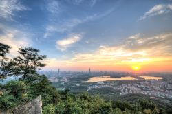 Tramonto sulla città di Nanjing (Nanchino) dal monte Zijin, Cina. Questa città si trova a 300 km da Shanghai lungo il corso del fiume Azzurro - © Sha Jingang / Shutterstock.com ...