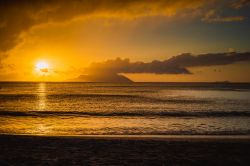 Tramonto sulla costa di Beau Vallon, la celebre spiaggia dell'isola di Mahe alle Seychelles