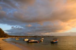Tramonto sulla spiaggia di Mont Choisy (Mauritius): i colori del cielo si riflettono nelle acque trasparenti che lambiscono questo territorio ancora selvaggio - © Pack-Shot / Shutterstock.com ...