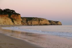 Tramonto sulla spiaggia di Porto de Mos, distretto di Leiria, Algarve (Portogallo).
