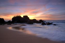 Tramonto sulla spiaggia di Santa Cruz a Torres Vedras, Portogallo.

