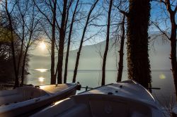 Un poetico tramonto fotografato sulle rive del Lago di Como (Lario) a Dorio, in Lombardia