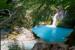 Un tratto del fiume Dordogna nel territorio di Domme, Francia. Questo corso d'acqua sfocia nella Gironda, in Nuova Aquitania, dopo aver percorso circa 490 chilometri.

