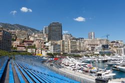 Tribune vuote in attesa degli spettatori del Gran Premio di Formula 1 a Monte Carlo, Principato di Monaco.
 