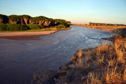Parco Nazionale dello Tsavo Est: il Galana River è uno dei principali fiumi del Kenya, che nasce nei pressi di Nairobi e attraversa tutto il paese, compreso il Parco Nazionale dello Tsavo, ...