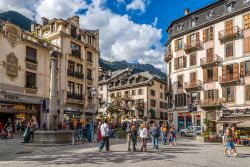 Turisti a passeggio nel centro storico di Chamonix, Francia. Il villaggio si trova vicino alle imponenti guglie delle Aiguilles Rouges e Aiguille du Midi - © milosk50 / Shutterstock.com ...