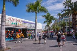 Turisti a passeggio nella centrale avenue Maritima de Colon a Puerto de la Cruz, Spagna - © Salvador Aznar / Shutterstock.com