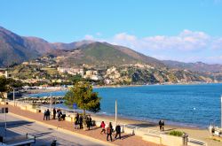 Turisti a passeggio sul lungomare di Arenzano, Liguria. Dotata ache di pista ciclabile, questa suggestiva passeggiata è stata inaugurata il 15 Aprile 2006.
