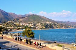 Turisti a passeggio sul lungomare di Arenzano, Liguria. Dotata ache di pista ciclabile, questa suggestiva passeggiata è stata inaugurata il 15 Aprile 2006.
