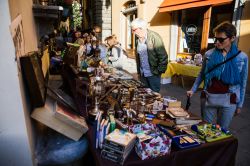 Turisti al museo delle pulci nel borgo di Barga, Lucca (Toscana) - © Mykolastock / Shutterstock.com