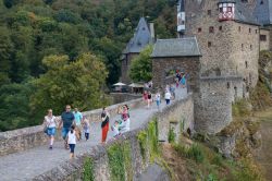 Turisti all'ingresso del castello di Eltz, Wierschem (Germania). E' la principale attrazione turistica del distretto di Mayen-Coblenza - © Juriaan Wossink / Shutterstock.com