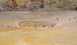 Turisti all'interno del cratere del vulcano Stephanos a Nisyros, Grecia. E' una delle principali attrazioni turistiche dell'isola - © lou armor / Shutterstock.com