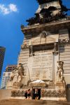 Turisti attorno al Soldiers and Sailors Monument nella città di Indianapolis, Indiana - © James Kirkikis / Shutterstock.com