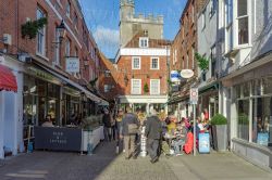 Turisti e pedoni passeggiano lungo The Square a Winchester, Inghilterra. La città conta una popolazione di circa 40 mila persone in un raggio di tre miglia dal suo centro - © Peter ...