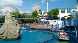 Turisti in barca al Poseidon Ride del Parco Europa di Rust, Germania. Questa attrazione è stata inaugurata nel 2000 permettendo di raggiungere i 3 milioni di visitatori annui - © ...