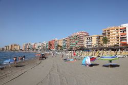 Turisti in spiaggia nella città mediterranea di Fuengirola, Spagna - © Philip Lange / Shutterstock.com 