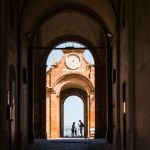 Turisti in visita al centro storico di Recanati, Marche. Questa località è considerata una tipica "città balcone" per via dell'ampio e suggestivo panorama ...