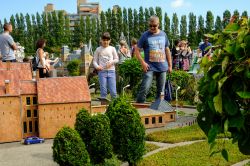 Turisti in visita al parco Madurodam a L'Aia, Olanda. In questa immagine, il Palazzo Municipale della città di Gouda - © Olena Tselykh Fotografie / Shutterstock.com