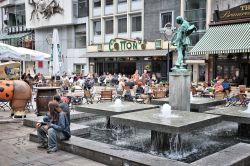 Turisti nel centro cittadino di Dortmund, Germania: il 2011 è stato un anno record per il turismo in questa località tedesca con quasi 600 mila visitatori - © Tupungato / ...