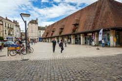 Turisti nel centro della città di Beaune, Francia, nei pressi del celebre edificio Hotel Dieu - © Roka / Shutterstock.com