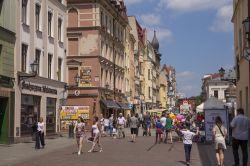 Turisti nel centro storico di Torun, Polonia. Dal 1977, anno in cui è stata inserita nella lista Unesco, Torun è diventata anche un importante centro di interesse culturale e turistico ...
