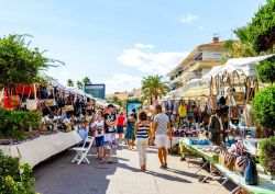 Turisti nelle vie dello shopping a Saint Raphael, Francia. Mercatini tradizionali, botteghe e negozi offrono ogni giorno un'interessante opportunità di shopping per chi visita questo ...