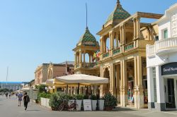 Turisti passeggiano in una strada di Viareggio, Toscana - © Nick_Nick / Shutterstock.com