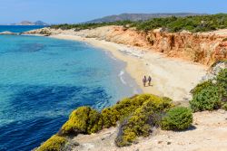 Turisti sulla spiaggia di Aliko in Grecia: siamo a Naxos, isole Cicladi - © vivooo / Shutterstock.com