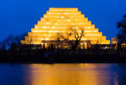 Uffici fotografati di notte a Sacramento, California - Ha un'interessante architettura a forma di piramide a gradoni questo edificio che ospita uffici e che si riflette sulle acque del Sacramento ...
