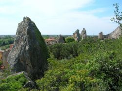 Uliveto Terme fotografata dalle cave di roccia, Toscana - © Taccolamat - CC BY-SA 2.5 it, Wikipedia