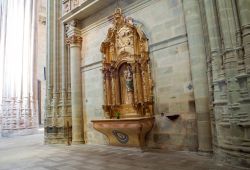 Un altare dorato all'interno della cattedrale di Astorga, Spagna. Nella nicchia è alloggiata una statua della Vergine.
