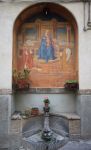 Un angolo caratteristico di Spello, Umbria. A impreziosire questo Comune situato ai piedi del monte Subasio ci sono decorazioni pittoriche e graziose fontane come quella ritratta in questa nicchia ...