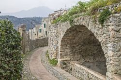 Un angolo del borgo di Borgio Verezzi lungo la passeggiata, Liguria - © Eder / Shutterstock.com