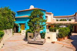 Un angolo del centro turistico di Porto Cervo, lussuoso centro balneare della Costa Smeralda in Sardegna - © ArtMediaFactory / Shutterstock.com