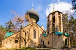 Un'antica chiesa nella regione di Kharkiv, Ucraina. Linee architettoniche decisamente semplici e di ispirazione geometrica per questo vecchio edificio religioso nei pressi della città
 ...