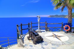 Un antico cannone militare rivolto verso il mare a Manarola, Liguria.
