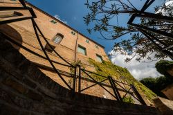 Un antico edificio in mattoni rossi nel centro di Recanati, provincia di Macerata, Marche.



