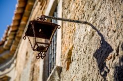 Un antico lampione nelle strade di Gerace, Calabria