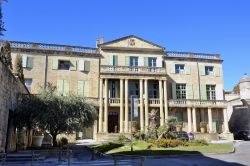 Costruzione nella città di Uzes, Francia. Un antico palazzo con colonnato situato nel centro storico.



