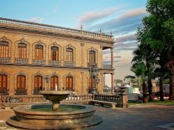 Un antico palazzo nel Barrio Antiguo di Monterrey, Messico. Il centro storico della capitale è caratterizzata da eleganti edifici del XIX° secolo.
