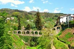 Un antico ponte in pietra nel villaggio toscano di Barga, provincia di Lucca.

