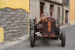 Un antico trattore esposto nelle vie del centro di Benetutti in Sardegna - © Marco7983 / Shutterstock.com