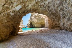 Un arco di roccia sulla spiaggia di Kastelli a Kato Koufonisi, Piccole Cicladi, Grecia. Disabitata, quest'isoletta conserva ancora il vecchio insediamento a testimonianza di epoche lontane.
 ...