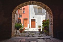 Un arco nel centro storico di Nusco (Avellino), il borgo dell'Alta Irpinia in Campania - © Giambattista Lazazzera / Shutterstock.com