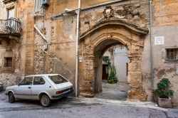 Un arco nella vecchia città di Sciacca, Sicilia. Questa località siciliana è conosciuta per essere stata, sin dall'epoca greca, città di bagni termali - © ...
