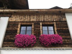Un balcone fiorito a Seefeld in Austria
